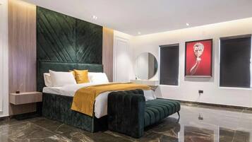 Familielejlighed - balkon - byudsigt | Pengeskab på værelset, skrivebord, arbejdsområde til bærbare computere