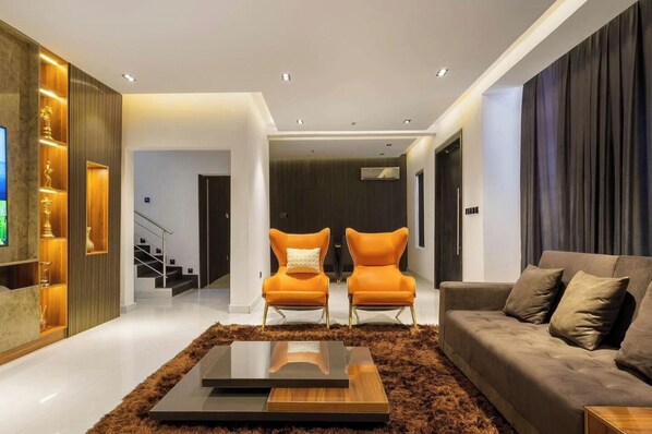 Appartement Familial, balcon, vue ville | Coin séjour