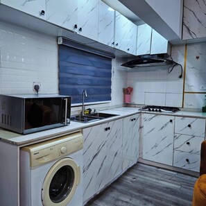 Appartement familial, balcon, vue sur la ville | Cuisine privée | Réfrigérateur, four à micro-ondes, un four, surface de cuisson