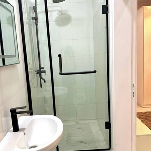 Căn hộ dành cho gia đình, ban công, quang cảnh thành phố | Phòng tắm | Đồ dùng nhà tắm miễn phí, máy sấy tóc, khăn tắm, xà phòng