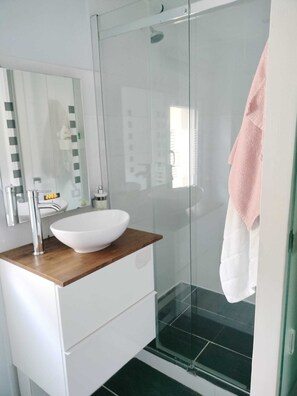 Shower, hair dryer, towels, soap - At the rampart (Montagnac)