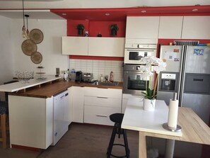 Kühlschrank, Mikrowelle, Ofen, Herdplatte