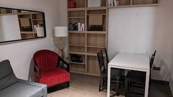 Una televisión, libros, una impresora