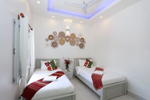 Deluxe Twin Room | Desk, free WiFi