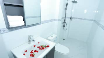 Dusch, hårtork, tofflor och handdukar