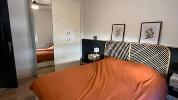 1 slaapkamer, een strijkplank/strijkijzer, beddengoed
