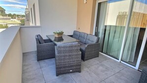 Apartment | Outdoor dining - Modern Apartment in Vias for 6 Guests (Vias)