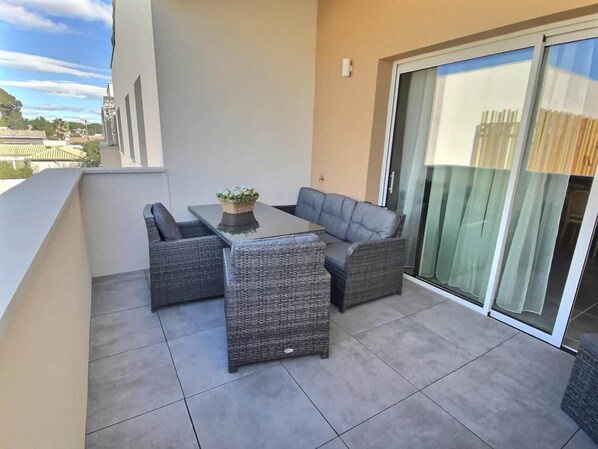 Apartamento | Restaurante al aire libre