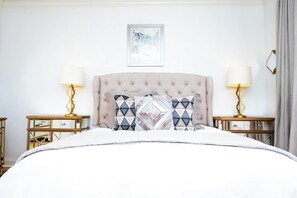 A hotel room with a large bed, two bedside tables with lamps, a headboard, and a framed picture on the wall. - Touchdown at Tanglewood by Apex Short Term Stays (Oxford)