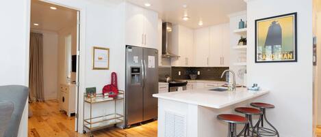 Réfrigérateur, micro-ondes, four, plaque de cuisson