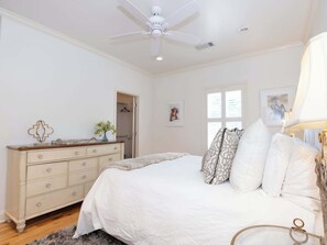 4 habitaciones, tabla de planchar con plancha, wifi y ropa de cama 