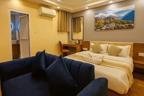 주니어 더블룸 | 이탈리아 프레떼 시트, 고급 침구, 필로우탑 침대, 책상