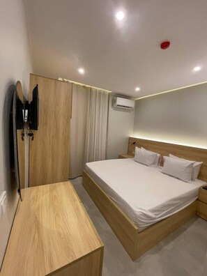 Habitación básica doble, 1 cama Queen size, baño privado | Sábanas de algodón egipcio, ropa de cama de alta calidad y edredón