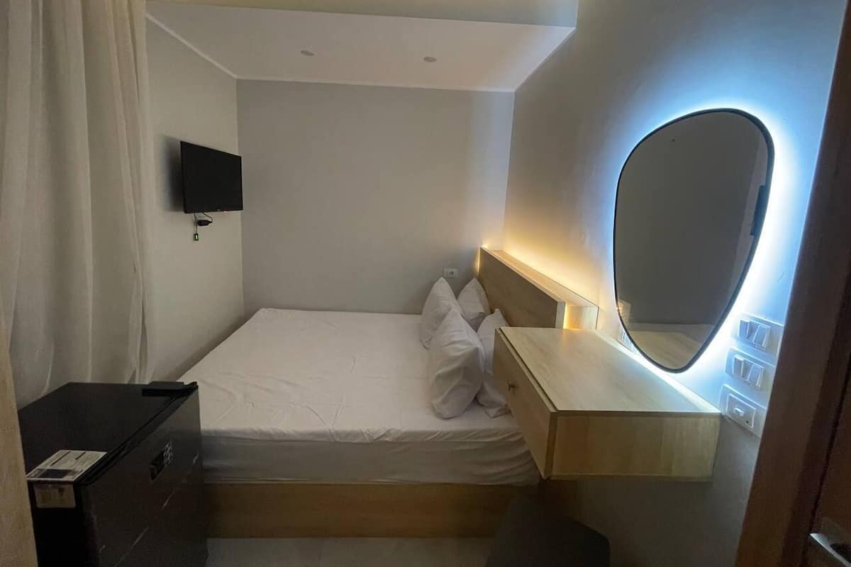 Basic Double Room Single Use, Private Bathroom | Egyptian cotton sheets, premium bedding, down duvets, pillow-top beds