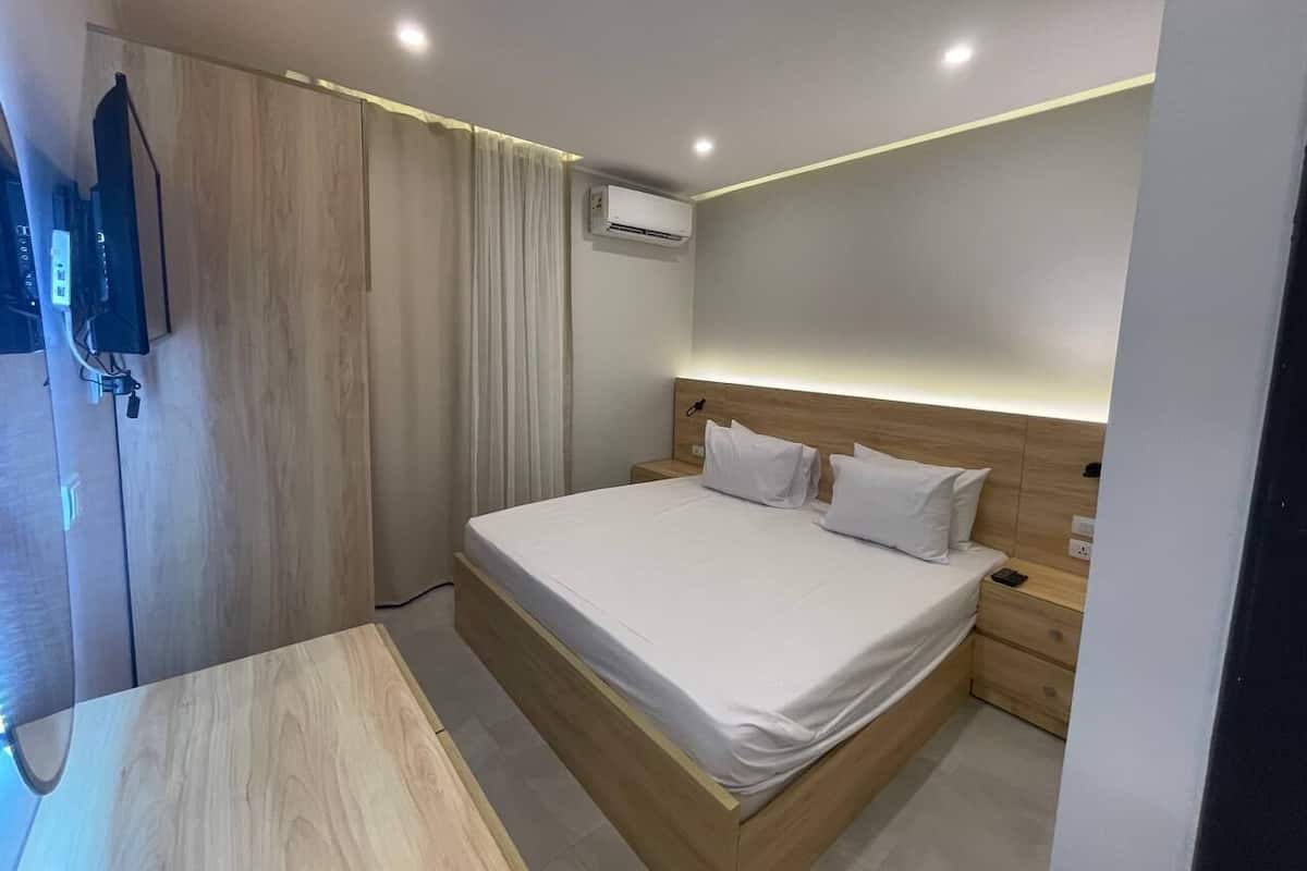 Basic Double Room, 1 Queen Bed, Private Bathroom | Egyptian cotton sheets, premium bedding, down duvets, pillow-top beds