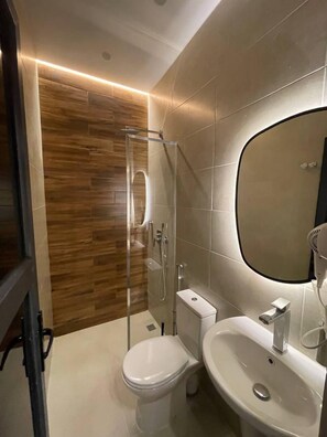 Dobbeltrom – deluxe, 1 kingsize-seng, privat bad, byutsikt | Bad | Dusj, hårføner, såpe og sjampo