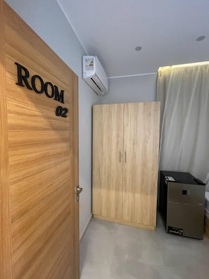Basic Double Room Single Use, Private Bathroom | Egyptian cotton sheets, premium bedding, down duvets, pillow-top beds