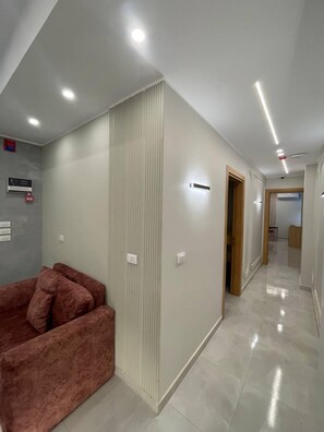 Televisión de pantalla plana de 32 pulgadas con canales vía satélite