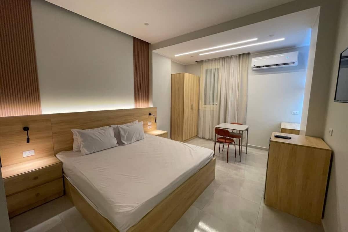 Deluxe Double Room, 1 King Bed, Private Bathroom, City View | Egyptian cotton sheets, premium bedding, down duvets, pillow-top beds