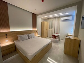 Deluxe tweepersoonskamer, 1 kingsize bed, privébadkamer, uitzicht op stad | Lakens van Egyptisch katoen, luxe beddengoed, donzen dekbedden