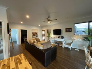 Een smart-tv, een open haard en boeken