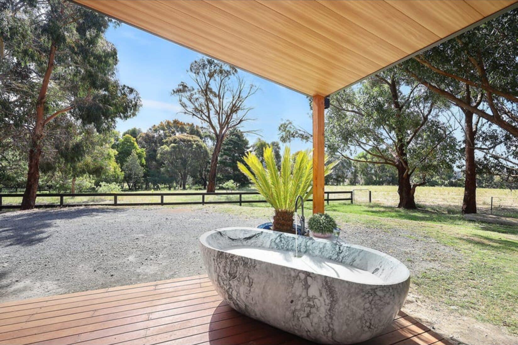 Tina de hidromasaje al aire libre