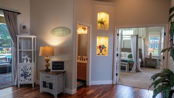 4 bedrooms, iron/ironing board, WiFi, bed sheets