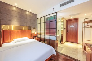 Elite Double Room, 1 Queen Bed, Air conditioning | Hypo-allergenic bedding, individually decorated, desk, laptop workspace
