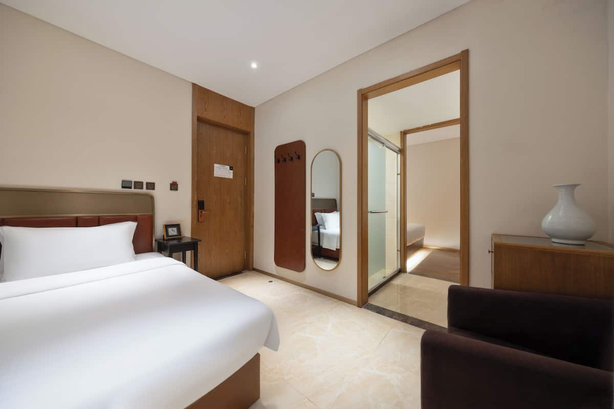 Phòng Suite tiện nghi đơn giản, 2 phòng ngủ | Bộ đồ giường kháng dị ứng, bàn, khu vực làm việc phù hợp cho laptop 