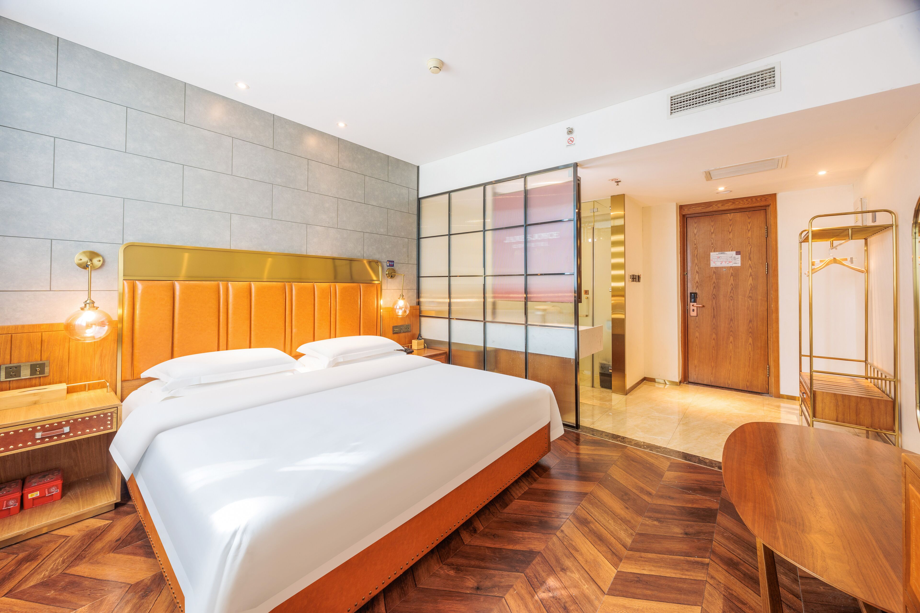 Ropa de cama hipoalergénica y escritorio 