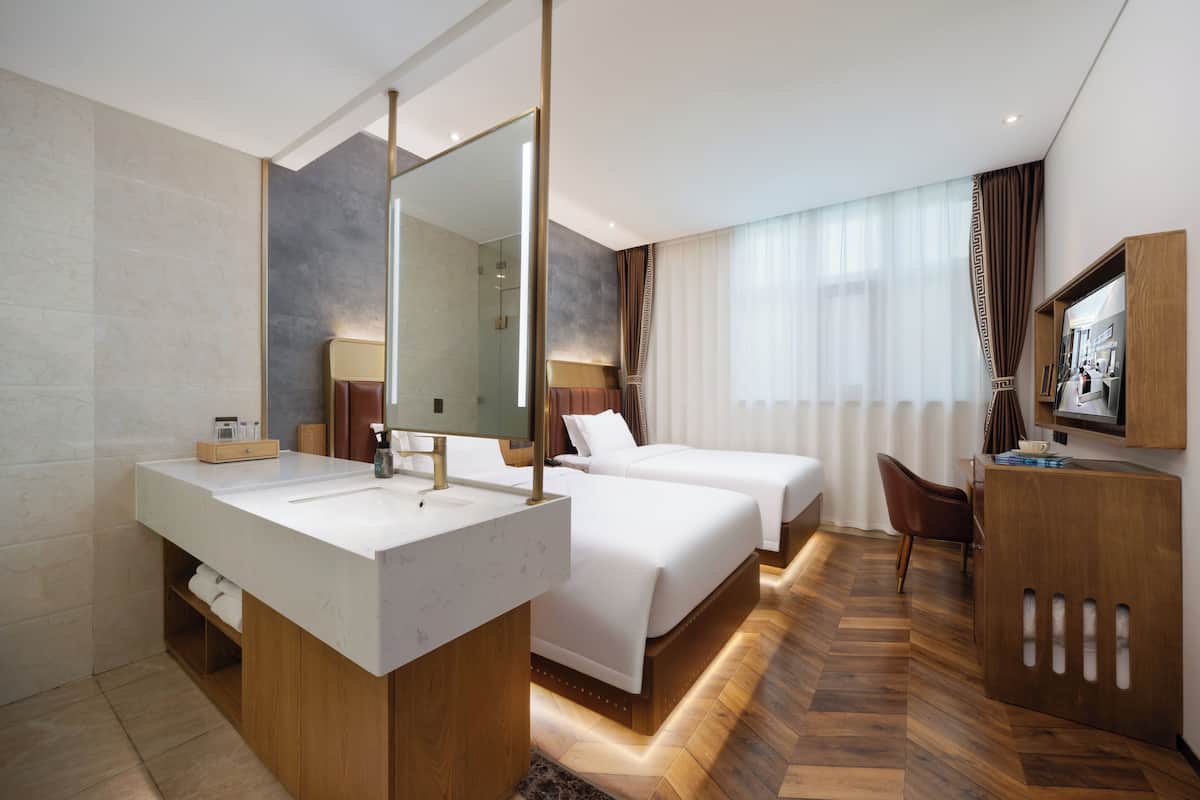 Phòng 2 giường đơn Elite | Bộ đồ giường kháng dị ứng, bàn, khu vực làm việc phù hợp cho laptop 
