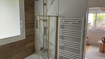 Sèche-cheveux, serviettes fournies, savon, papier toilette