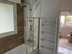 Sèche-cheveux, serviettes fournies, savon, papier toilette