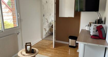 Chambre dâhĂŽtes lumineuse et calme avec petit dĂ©jeuner compris