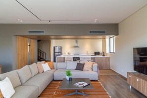 公寓, 阳台, 花园景观 | 起居区 | 平板电视