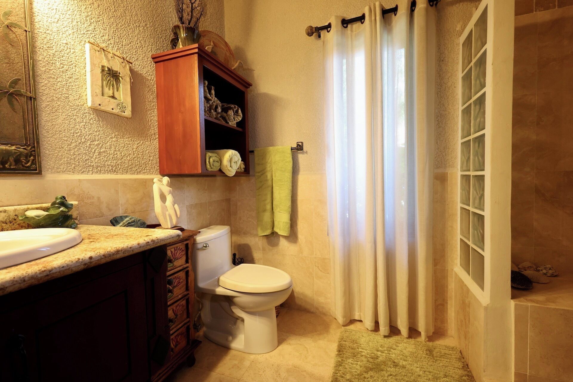 Douche, sèche-cheveux, serviettes fournies, savon