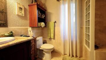 Douche, sĂšche-cheveux, serviettes fournies, savon