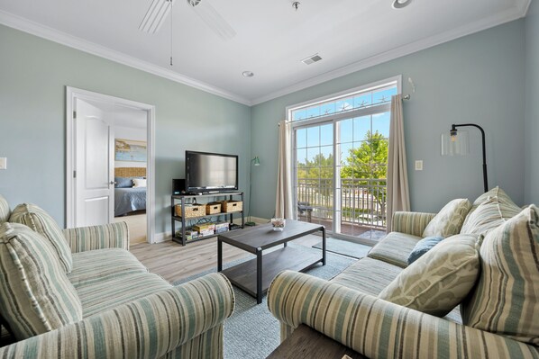 スマートテレビ、DVD プレーヤー、書庫