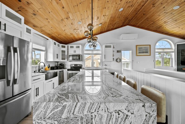 Kylskåp, mikrovågsugn, ugn och spishäll