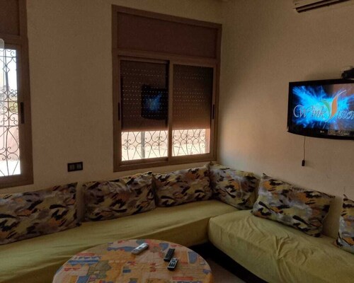 QUIET ROOM WITH AIR CONDITIONING AND PRIVATE BATHROOM