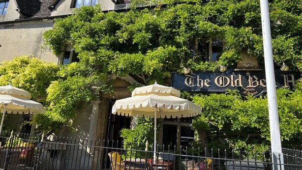 Un edificio con un letrero que dice "The Old Bell".
