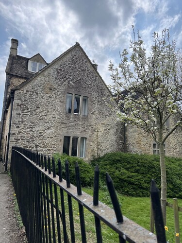 Cosy Cottage Overlooking Malmesbury Abbey