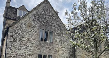 Cosy Cottage Overlooking Malmesbury Abbey