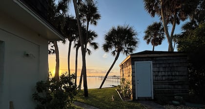 River House
Enjoy fishing, boating & birding from large family home on the river