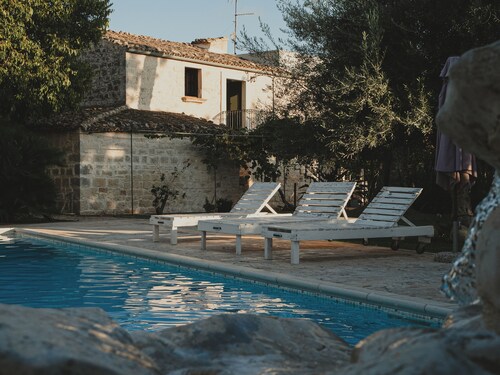 Charming farmhouse nestled in the Iblea countryside. Pet Friendly