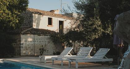 Charming farmhouse nestled in the Iblea countryside. Pet Friendly