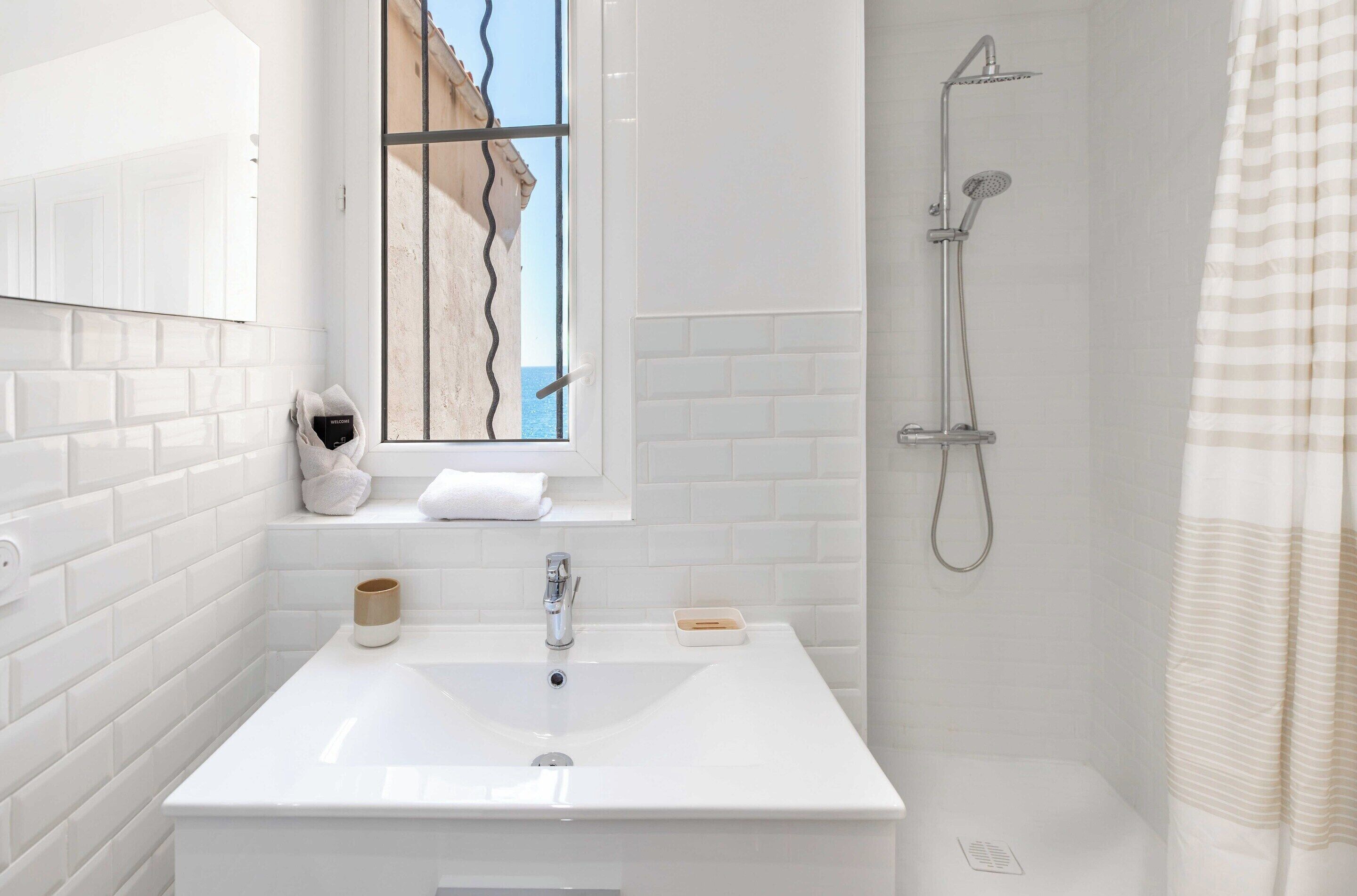 Apartment | Bathroom | Towels, toilet paper