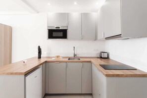 Hus | Eget kök | Kylskåp, mikrovågsugn, spishäll och grytor/köksredskap