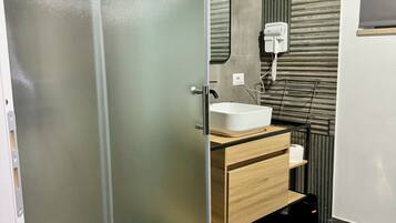 Dusche, Haartrockner, Bidet, Handtücher