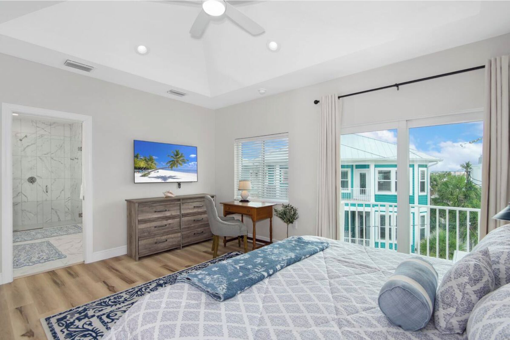 4 habitaciones, escritorio, tabla de planchar con plancha y wifi gratis 